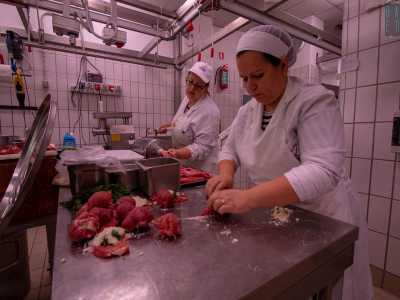 ...cos� entriamo nel laboratorio per andare a scovare due operaie all'opera: la 30enne Aurelia e la 38enne Enza